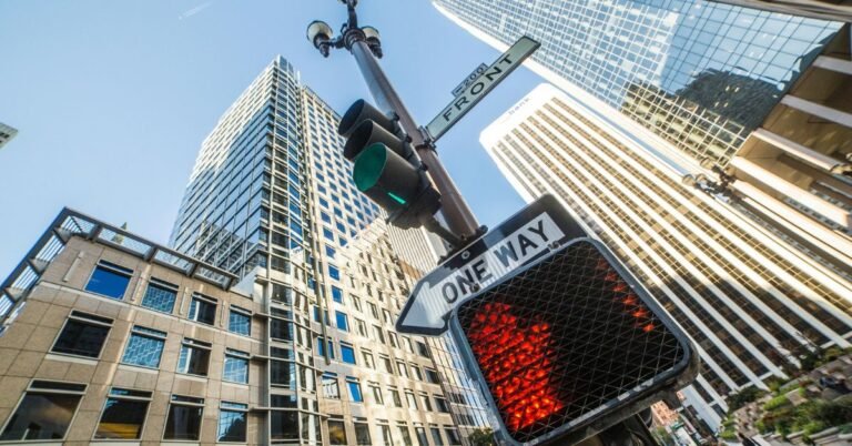 Traffic Signals Meanings for US Car Drivers & Impact on Car Insurance 
